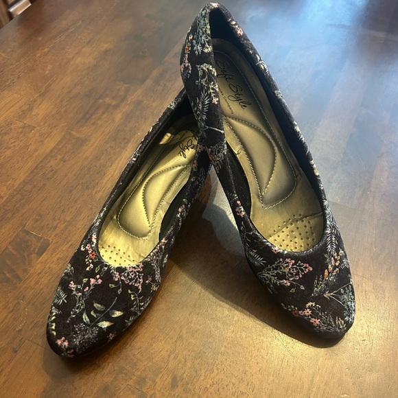 Soft Style Shoes - Soft Style Suede Floral Shoes Size 8 1/2